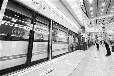 地鐵站內(nèi)電梯、車門處均貼有安全提示標(biāo)識(shí)。