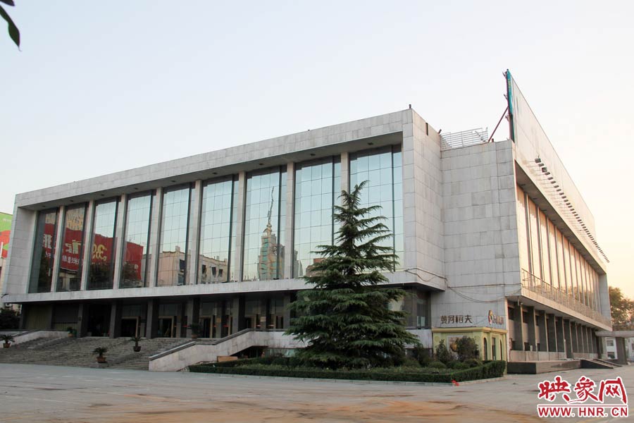 省人民會堂樓頂西側(cè)的廣告牌已經(jīng)全部拆除完畢，現(xiàn)場的施工人員和機械設(shè)備已經(jīng)全部撤離。