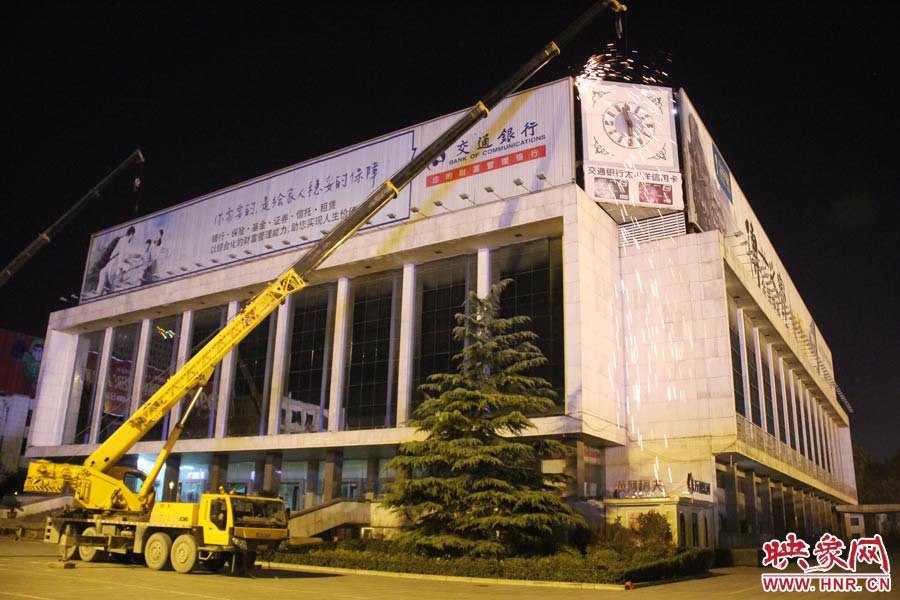 21點50分，切割機開始對中間最小的一塊牌進行切割。頂著“呼呼”的寒風(fēng)，巨大廣告牌上火花四濺。
