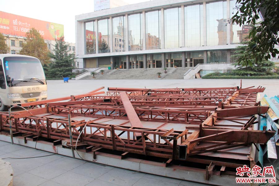 受天氣影響，拆除工作暫時中止。