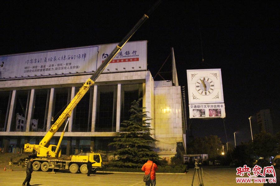 23點左右，位于樓頂東南角的第一塊牌被卸掉。