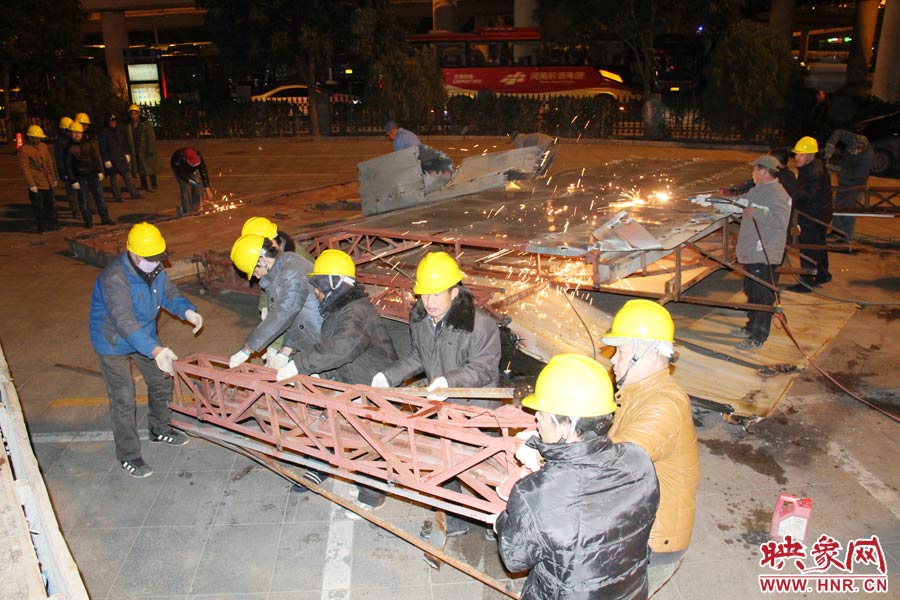 工人們揮動鐵錘，加快拆除進度。