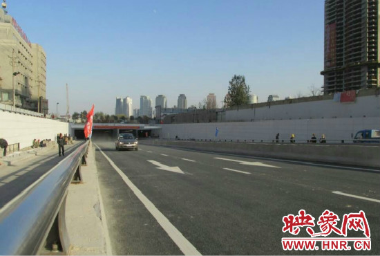 紅專路下穿中州大道隧道工程西起紅專路與姚寨路交叉口，東至紅專路與龍湖外環(huán)路交叉口。