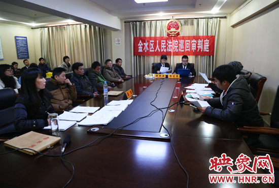 12月2日上午9點(diǎn)，鄭州市金水區(qū)法院將法庭搬到了經(jīng)八路辦事處，并案審理了這6起勞務(wù)糾紛案件。