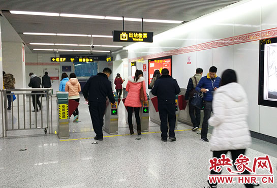 出站閘機(jī)口并沒(méi)有地鐵工作人員。