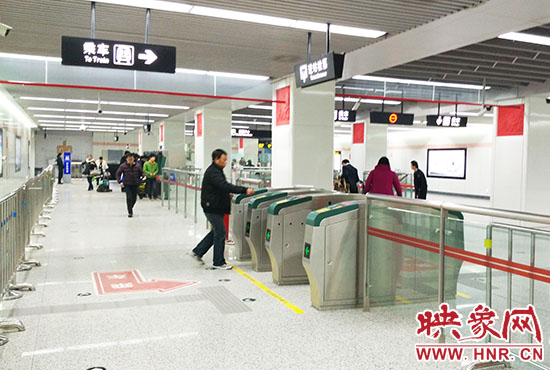 進(jìn)站處也沒(méi)有工作人員。