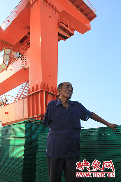 2014年7月31日，淅川縣九重鎮(zhèn)陶岔村獨(dú)臂護(hù)水員李進(jìn)群在淅川渠首。