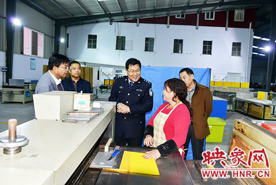 政委陳兆甲深入企業(yè)走訪，了解企業(yè)生產(chǎn)及周邊治安狀況。