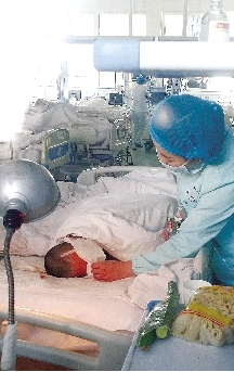 重癥監(jiān)護室內的鈺鈺