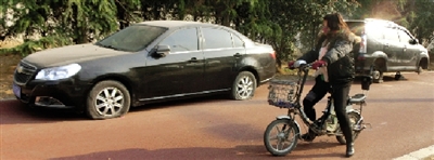 緊臨西三環(huán)一小區(qū)門口停的轎車，8輛車車胎被扎