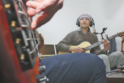 抱著吉他撥弄琴弦，子芙唱著自己的音樂。