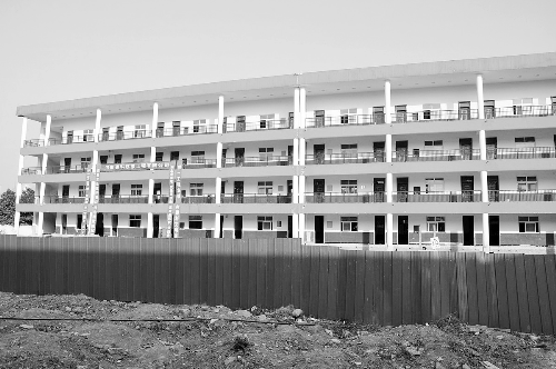 被平移的教學(xué)樓有四層，總重達(dá)6000多噸