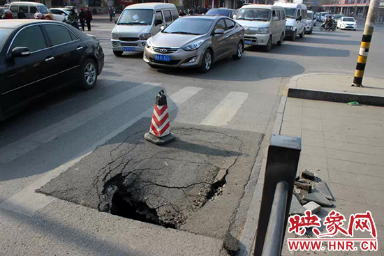 南陽路農(nóng)業(yè)路出現(xiàn)深坑，近看是因為瀝青充當窨井蓋所致