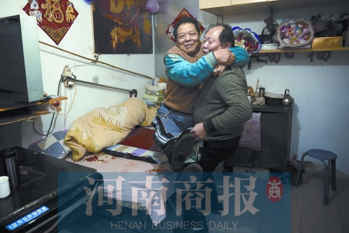 2015年1月15日，老鄰居抱起180斤重的高新海去坐三輪車，準(zhǔn)備出去轉(zhuǎn)轉(zhuǎn)