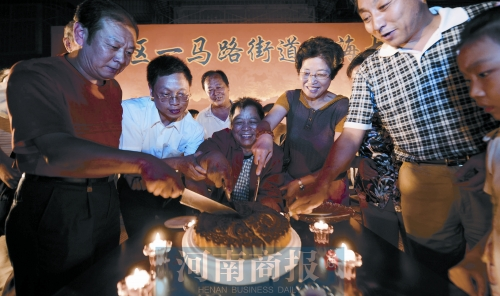 2008年9月14日，老鄰居們?yōu)楦咝潞Ｅe辦中秋賞月會 井勇/供圖