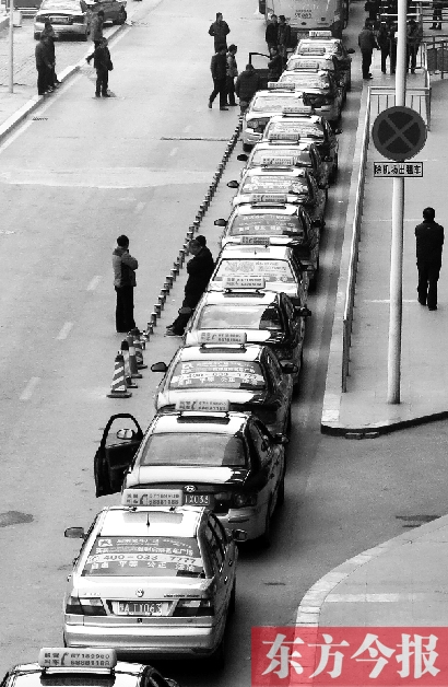 機(jī)場(chǎng)出租車等客區(qū)，停放的大部分都是藍(lán)色出租車