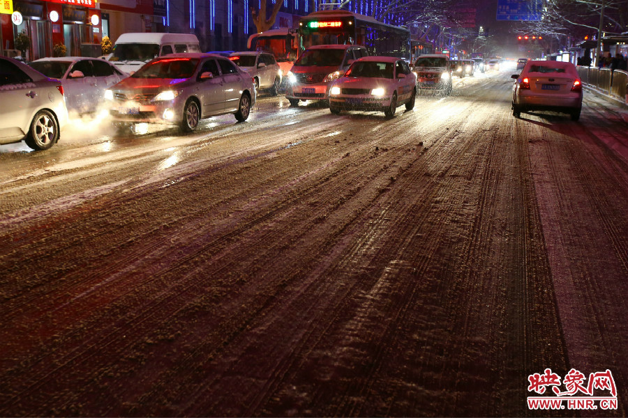 夜晚的雪路給出行的人們?cè)黾恿死щy。