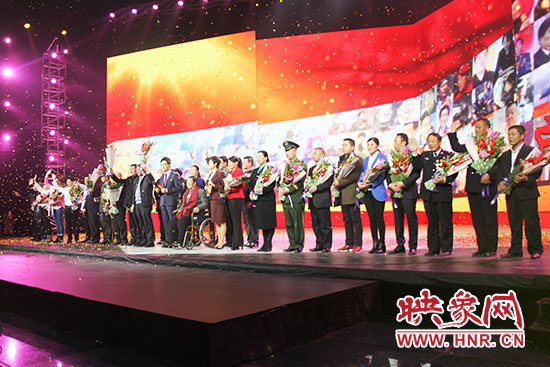 10位獲獎(jiǎng)?wù)吆?個(gè)愛(ài)心集體合影。