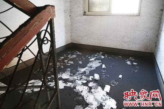 一樓到六樓的樓道內(nèi)都是黑色的煙塵。