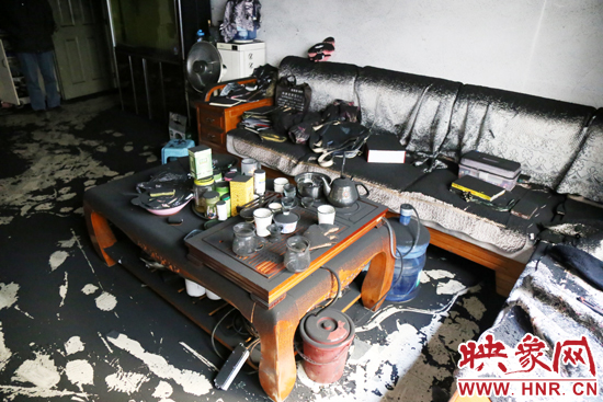 一樓住戶的家中到處都是黑煙灰兒，無法居住。