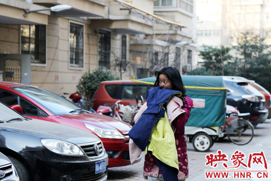 一名女孩的面容被熏黑。