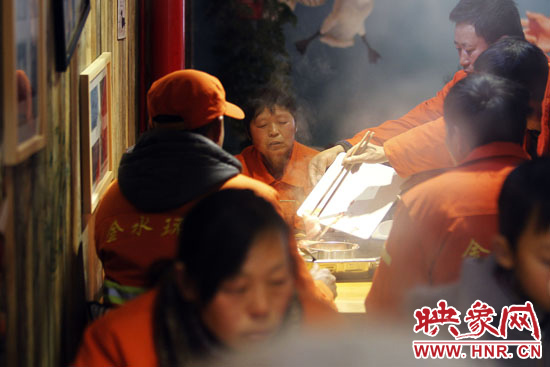 鄭州黃河路衛(wèi)生路附近一家火鍋店，宴請(qǐng)130名環(huán)衛(wèi)工人吃火鍋。