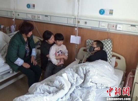 　一家4口在病房里團(tuán)聚過年。