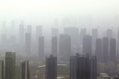 霧霾治理，任重道遠(yuǎn)。記者 洪波攝