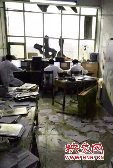 醫(yī)院辦公室內(nèi)病人病歷被扔了一地。（圖片來自網(wǎng)絡(luò)）