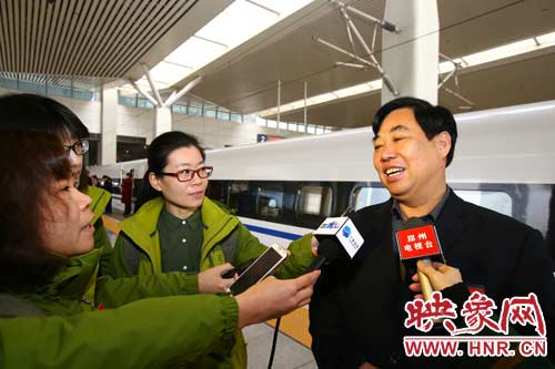 人大代表馬永芳今年帶的26的建議和議案都是關(guān)于農(nóng)村的問題。