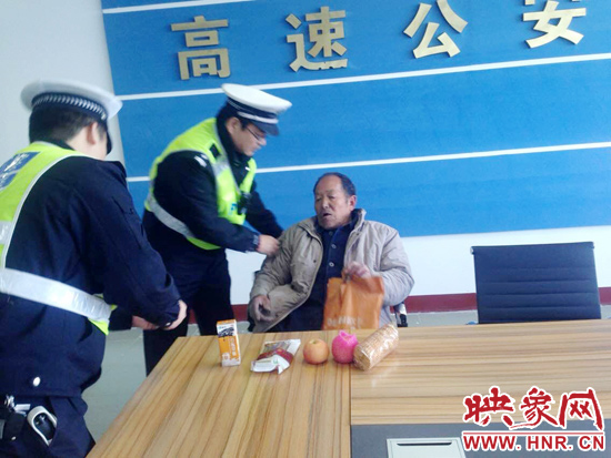 民警將老人帶回駐地。