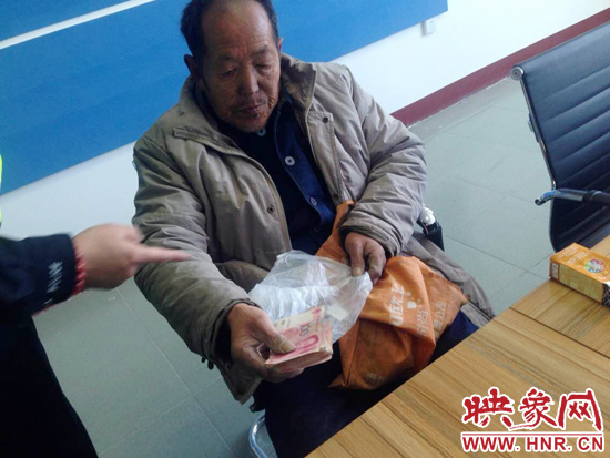 在把老人帶回駐地后，老人竟又從身上掏出幾千元現(xiàn)金要塞給民警。