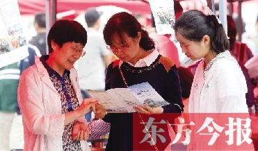 家長和孩子在高招咨詢會上咨詢學(xué)校信息 家長和孩子在高招咨詢會上咨詢學(xué)校信息