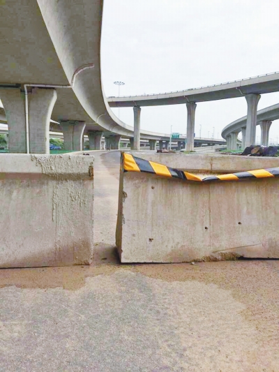  京廣快速路北延地面道路北三環(huán)入口處，一排石墩擋道，不讓入內(nèi)。