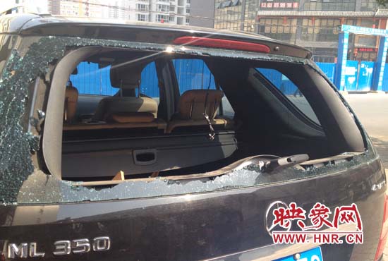 奔馳車夜停路邊被砸，損失萬元以上