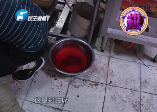 老板竟突然在廚房?jī)?nèi)割腕自殺!發(fā)現(xiàn)意外情況后，小莉趕緊對(duì)傷者進(jìn)行包扎，并撥打了120急救電話。