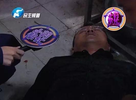 老板竟突然在廚房?jī)?nèi)割腕自殺!發(fā)現(xiàn)意外情況后，小莉趕緊對(duì)傷者進(jìn)行包扎，并撥打了120急救電話。