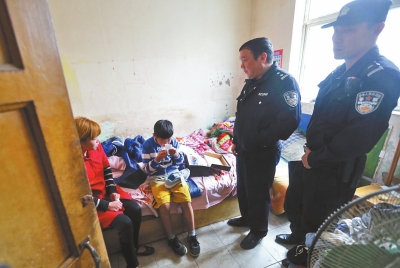 民警將小寶帶到他母親（紅衣女子）的住處，小寶拿出新鞋玩了起來(lái)。