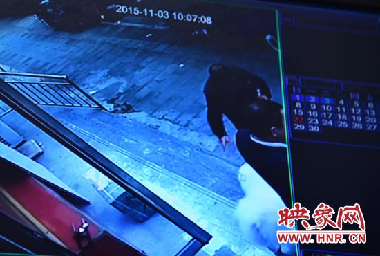 監(jiān)控錄像顯示，男子走向皮皮，將其拐走。