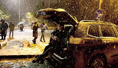 彈琴彈到手指都沒知覺了，還在一首又一首地唱。