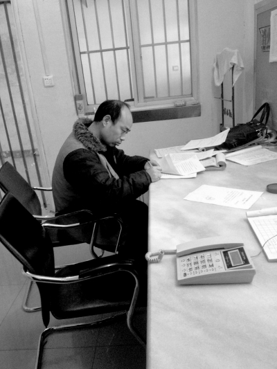 侯見志在看守所中簽署上訴書。律師供圖