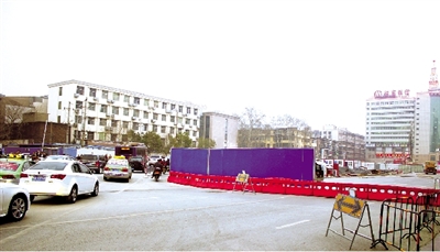 試圍擋后，車輛從西向東緩慢通行