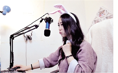 在一次直播中，小米戴上兔子頭飾，向網(wǎng)友賣萌