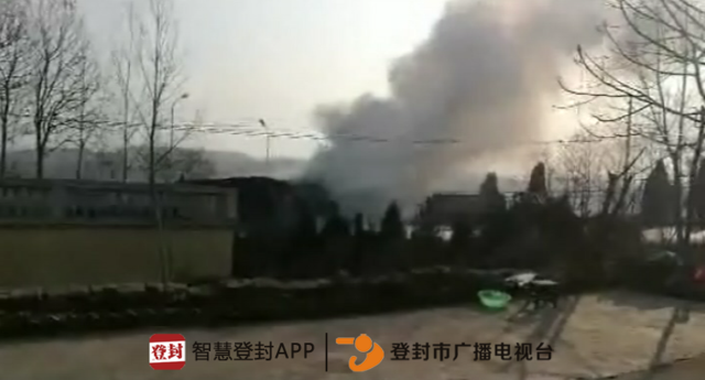 登封一大貨車(chē)突發(fā)自燃 幸遇灑水車(chē)路過(guò)幫其滅火