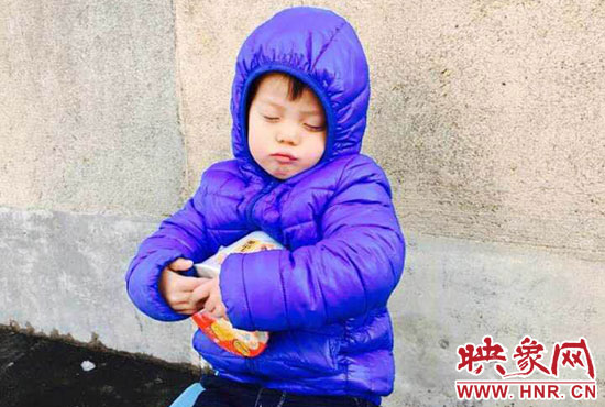 5歲娃冰天雪地睡著。