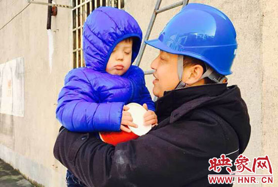 電工抱起孩子時(shí)，孩子還在睡。