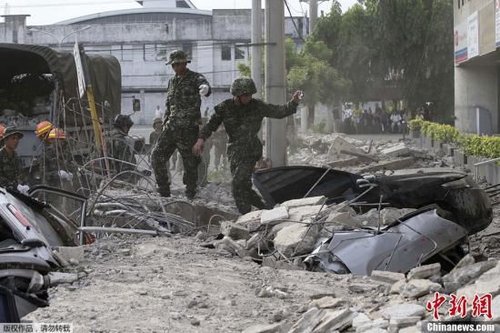 10月15日，菲律賓中部地區(qū)發(fā)生7.2級地震，災情持續(xù)擴大，菲官方稱地震已造成宿務、保和等省份數(shù)十人遇難，數(shù)百人受傷，大批建筑物受損。圖為菲律賓軍方在搜救被困者。