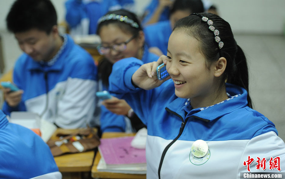 圖為一同學(xué)正在試手機(jī)的通話功能。