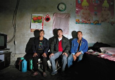 10月18日，自鋸病腿的鄭艷良所在的保定市清苑縣東臧村，有多家農(nóng)戶大病難醫(yī)，村民王新建（中）得了白血