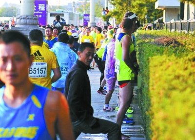 北京馬拉松“尿紅墻” 集體噓噓是傳統(tǒng)？